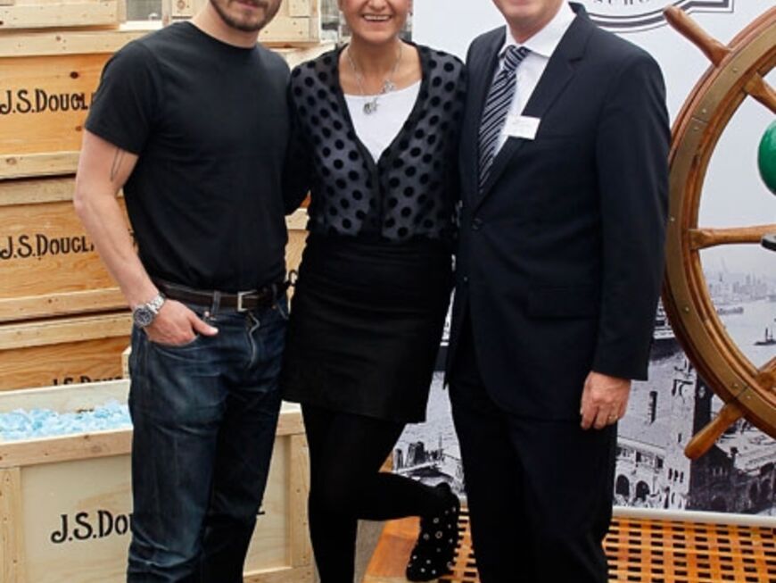 Clemens Schick, Leyla Piedayesh und Reiner Unkel (Vorstand Parfümerien Douglas) stellen sich fürs Foto auf