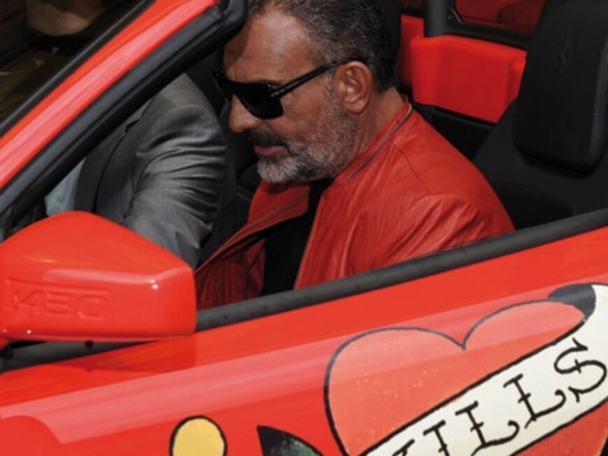 Nach der Duft-Präsentation ging es in einem roten Ferrari zu Douglas in die Mönckebergstraße. Dort lud Christian Audigier zur Autogrammstunde