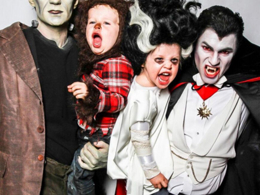 "HIMYM"-Star Neil Patrick Harris ist auch im Halloween-Fieber. Als Frankenstein klammert er seinen kleinen Werwolf an sich. Sein Partner David Burtka ist Dracula und beißt gleich den anderen Sohn...