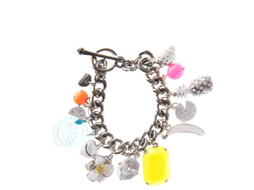 An diesem Armband hängen Erinnerungen. Gliederarmband mit bunten Charms von Juicy Couture über jades24.com, ca. 185 Euro