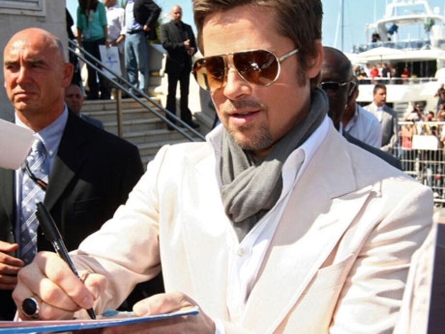 Brad Pitt gibt fleißig Autogramme