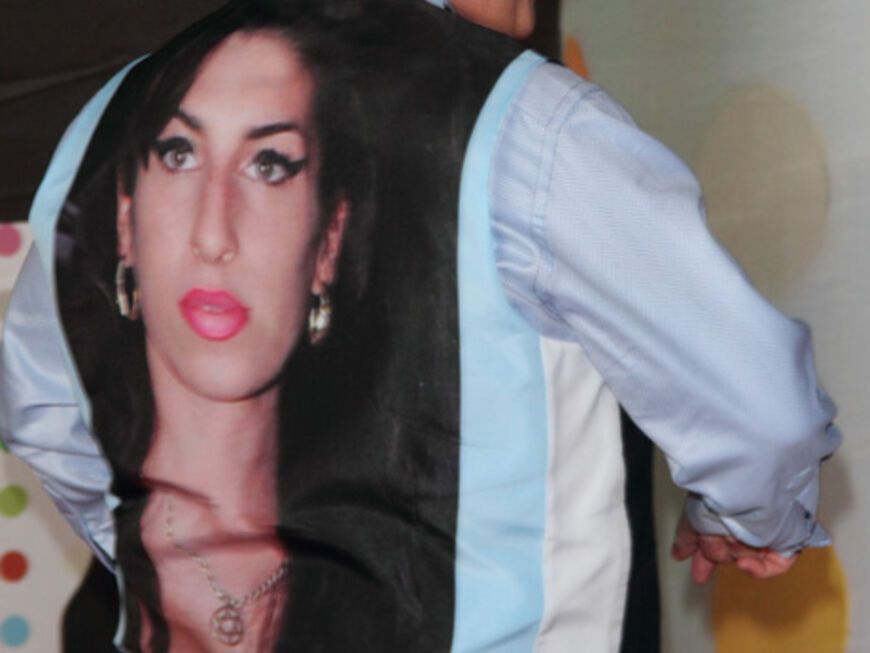 Amy Winehouses Vater Mitch ehrt seine verstorbene Tochter mit einem Bild auf dem Rücken seiner Weste. Die Sängerin wurde bei der Show posthum als beste Solokünstlerin ausgezeichnet