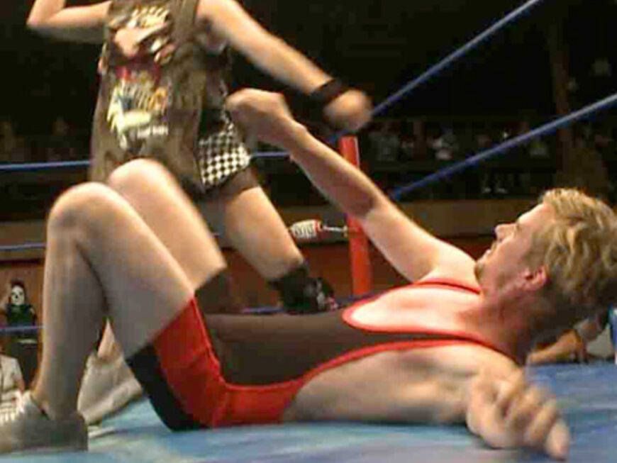 Als Il Sexisto" kämpft Joko mit der Wrestlerin Sadica". Nur knapp entgeht der 33-Jährige dem Knock-Out durch die Kampfbraut