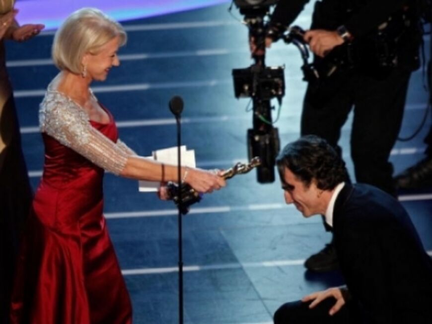 Helen Mirren überreicht Daniel Day-Lewis den Oscar als besten Hauptdarsteller