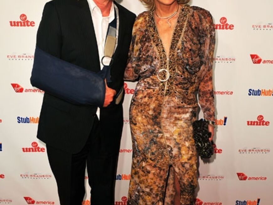Sir Richard Branson freute sich sehr über den Besuch von Sharon Stone. Zwar lag sein Arm in Gips, dies hinderte ihn aber nicht an seiner guten Laune