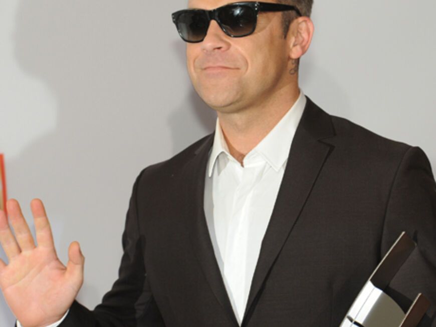 Cool mit Brille: Ob Robbie Williams die letzte Nacht zu doll gefeiert hat?