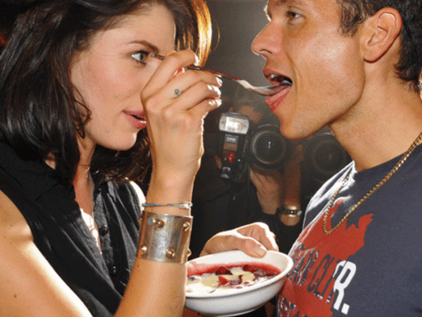 Liebevoll füttert Tessa ihren Dante mit dem Dessert...