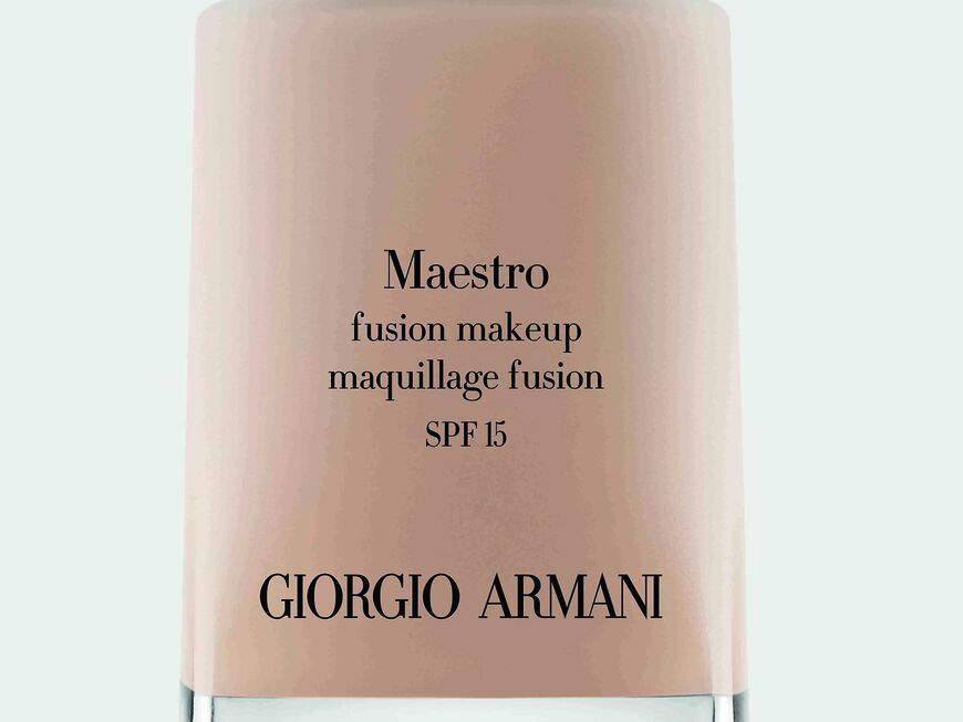 Die Grundlage für den süßen Look der 26-Jährigen ist eine gute Foundation, die die Haut parallel pflegt, wie z. B. die ''Maestro Fusion Make Up'' von Giorgio Armani,´  30 ml, ca. 60 Euro