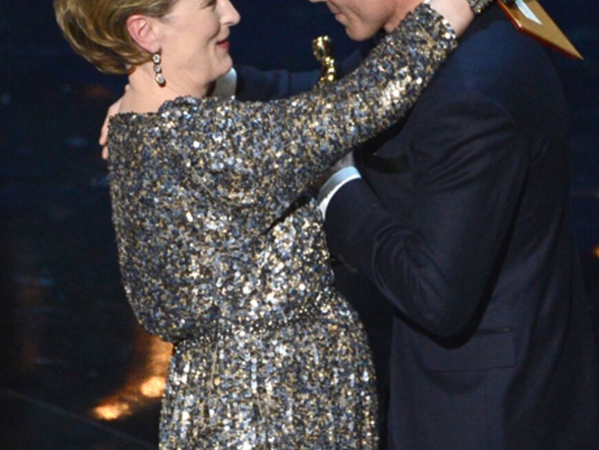 Großer Moment: Daniel Day-Lewis bekommt von Vorjahressignerin Meryl Streep den begehrten Goldjungen überreicht