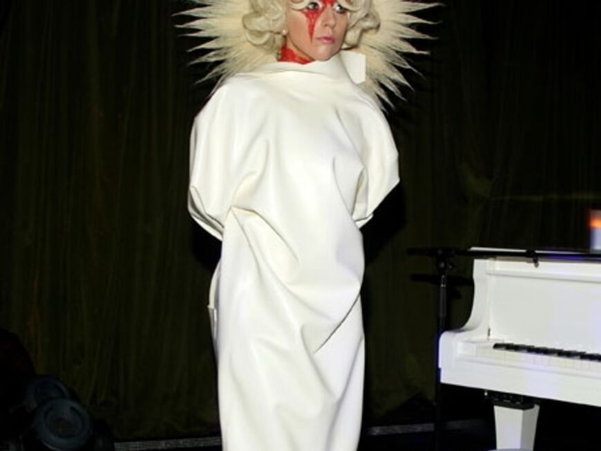 Lady GaGa noch eingehüllt in einem weißen Mantel. Extravagante Frisuren sind inzwischen zu ihrem Markenzeichen geworden