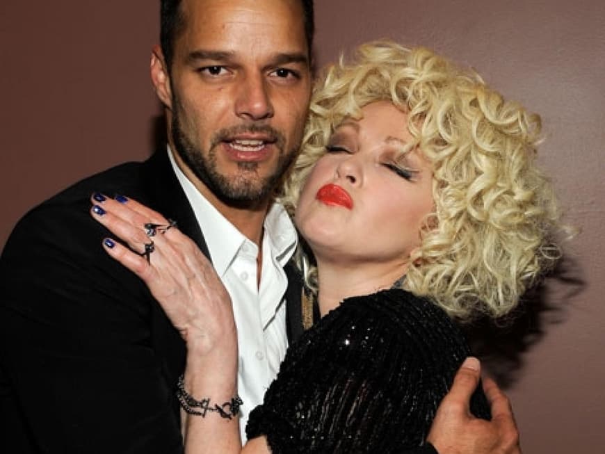 Cyndi Lauper küsst Ricky Martin...