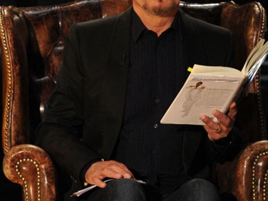 Märchenstunde? Schauspieler Sir Ben Kingsley liest aus einem Buch, während er einen Award präsentiert