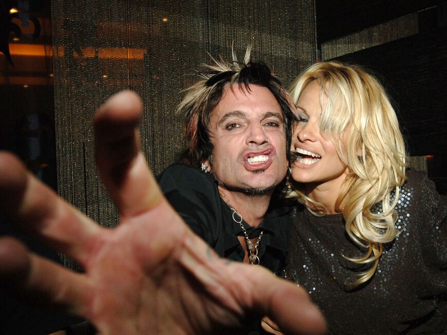 Pamela Anderson knabbert an Tommy Lees Ohr