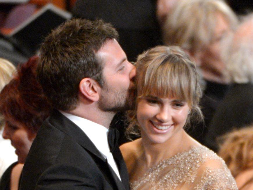 Bradley Cooper küsst Suki Waterhouse auf die Wange