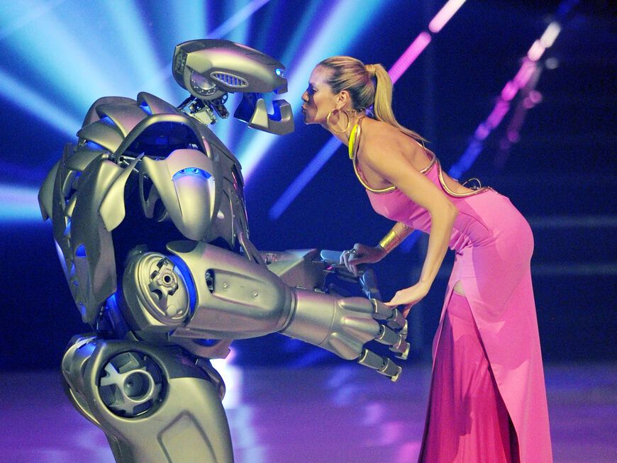 GNTM-Finale 2013: Heidi Klum küsst einen Roboter