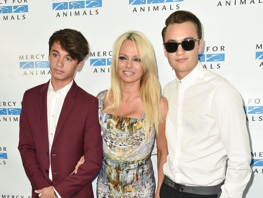 Pamela Anderson lächelt mit ihren Söhnen Brandon und Dylan