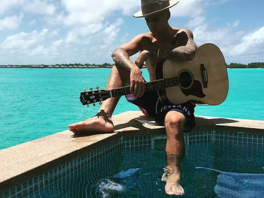 nackt-auf-bora-bora-justin-bieber-zeigt-seinen-penis