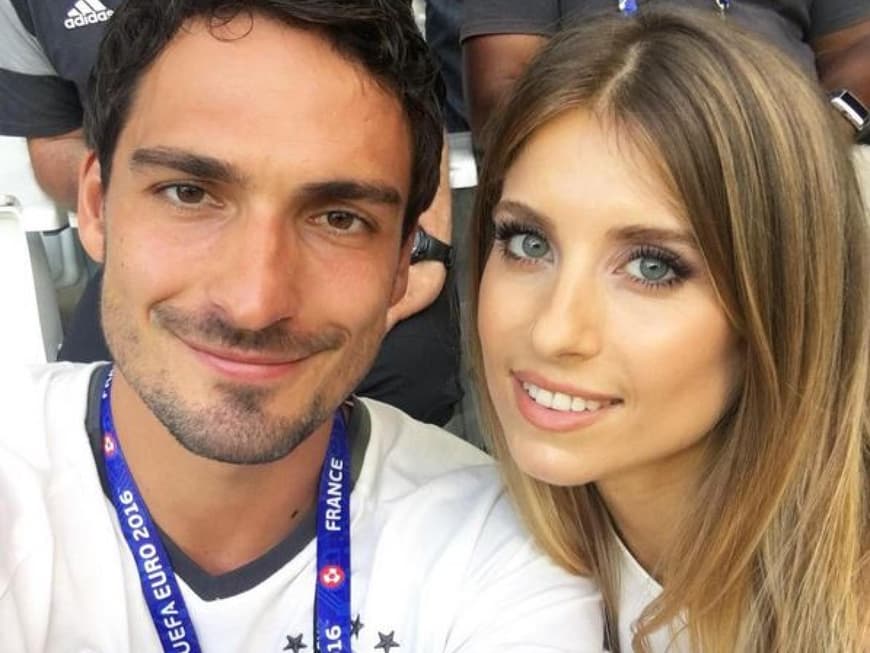 Mats und Cathy Hummels lächeln