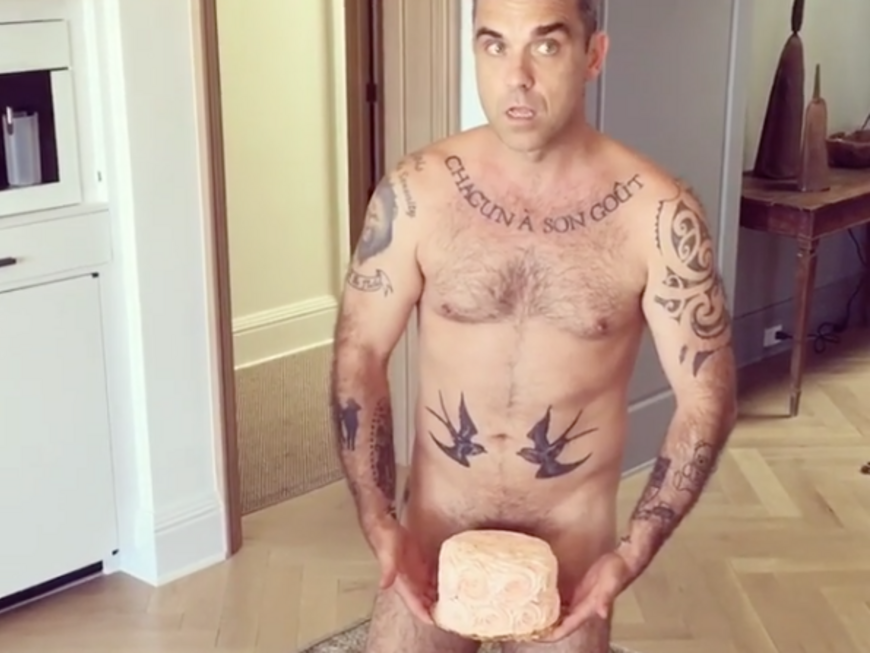 Robbie Williams hält sich Kuchen vor den Penis und ist nackt
