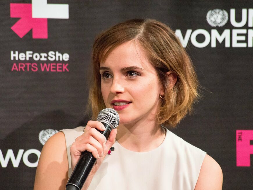 Emma Watson hält ein Mikrofon in der Hand, während sie ein Interview gibt