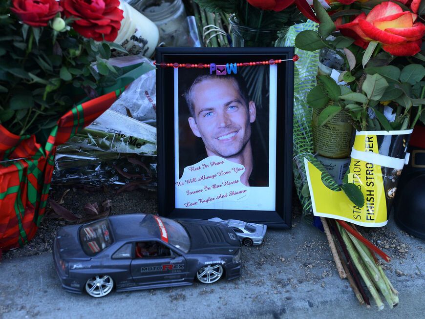 Tod von Paul Walker: Blumen und Spielzeugautos an der Unglücksstelle