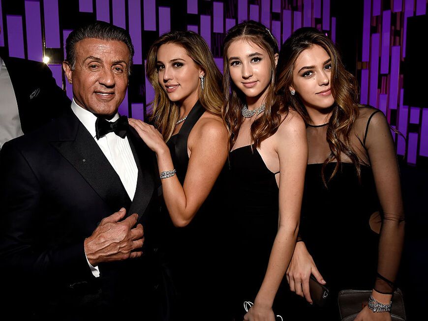 Sylvester Stallone lacht mit seinen Töchtern Sistine, Sophia und Scarlet