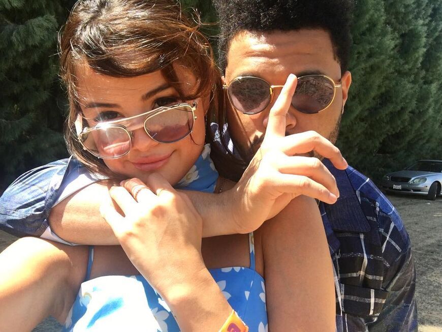 Selena Gomez und The Weeknd machen ein Selfie