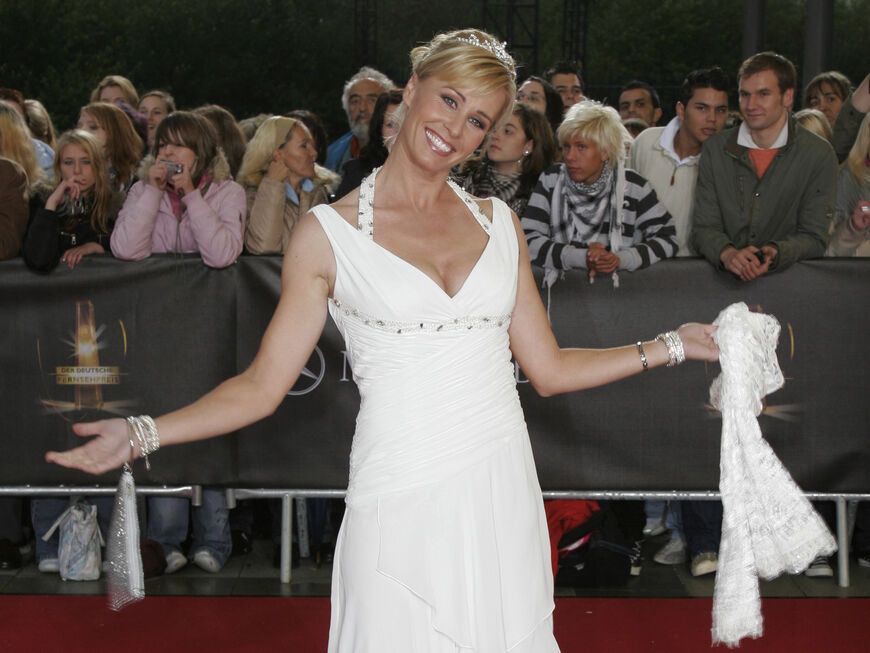 Bei der Verleihung des Deutschen Fernsehpreises 2007: Sonja Zietlow im weißen Kleid mit Glitzer-Diadem 