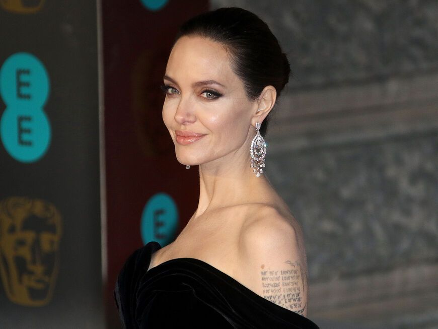Angelina Jolie lächelt in die Kamera