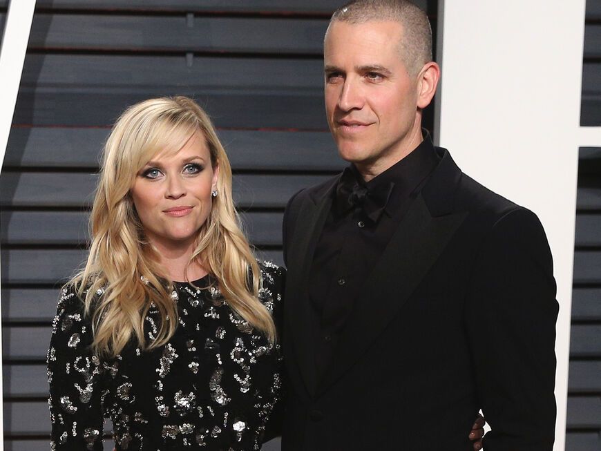 Reese Witherspoon und Ehemann Jim Toth stehend auf einer Veranstaltung