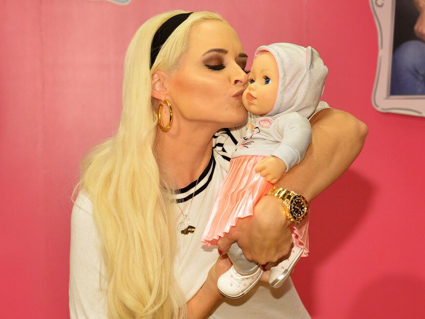 Daniela Katzenberger küsst Puppe