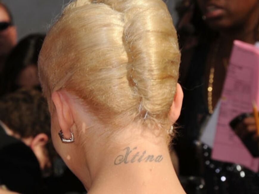Die Sängerin hatte ihr Haar zur strengen Pin-up-Frisur hochgesteckt. Ihr Tattoo "X-Tina" war so kaum zu übersehen
