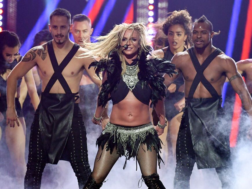 Britney Spears tanzt bauchfrei bei einer Las-Vegas-Show. 