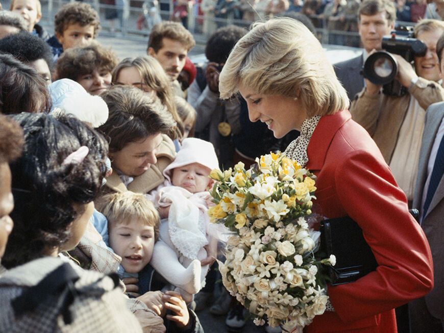 Prinzessin Diana in der Menge: Mit einem kleinen Baby, einem Kind und überhäuft mit Blumen 