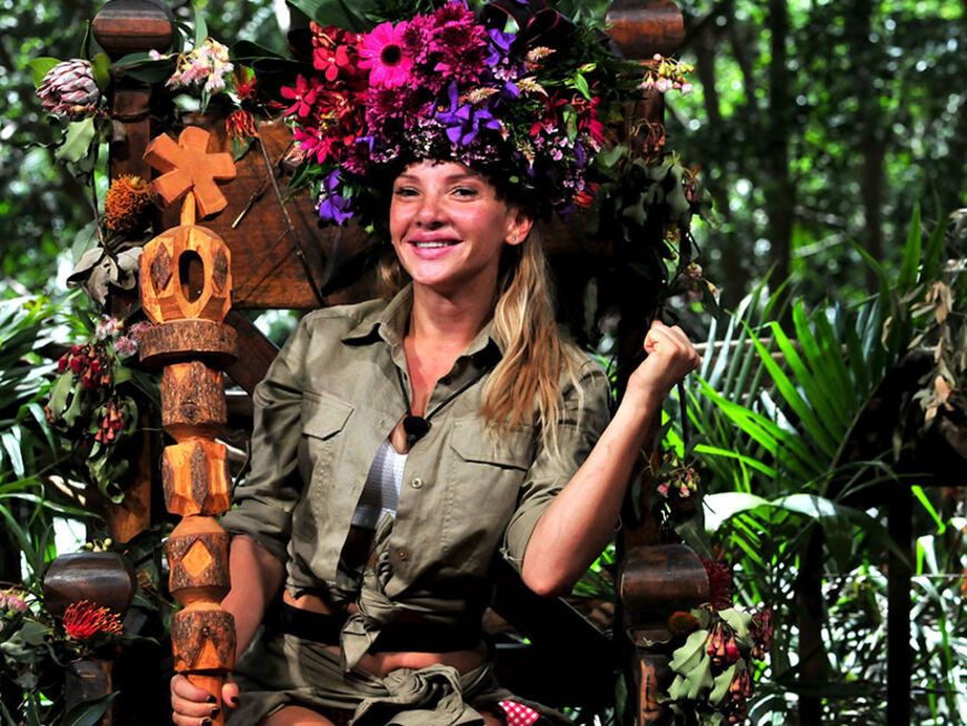 Evelyn Burdecki sitzt auf dem Dschungelthron