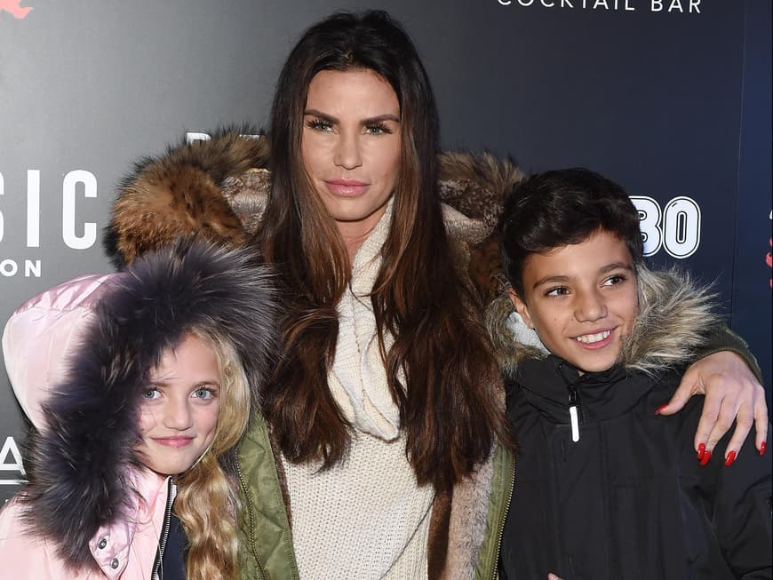 Katie Price mit zwei von ihren fünf Kindern.