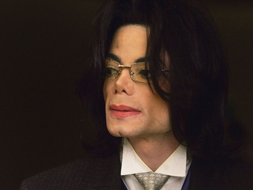 Michael Jackson mit Brille auf guckt zur Seite