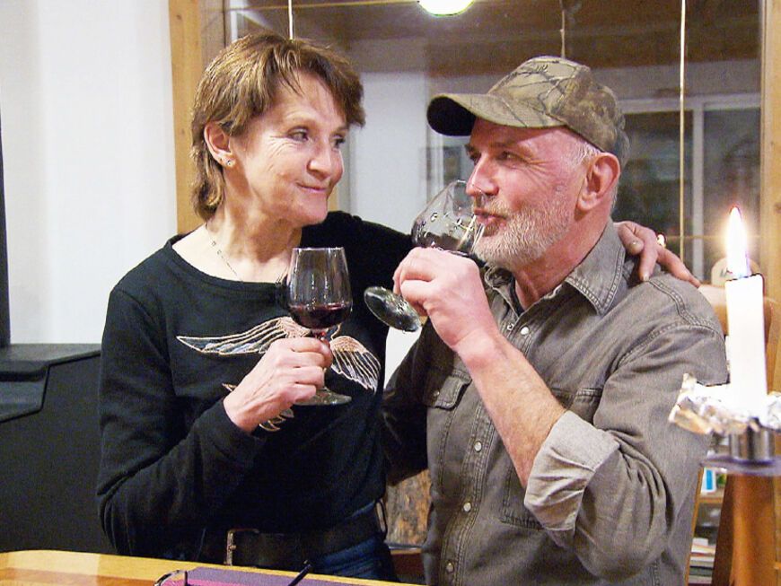 Inge und Andreas mit Weingläsern in der Hand