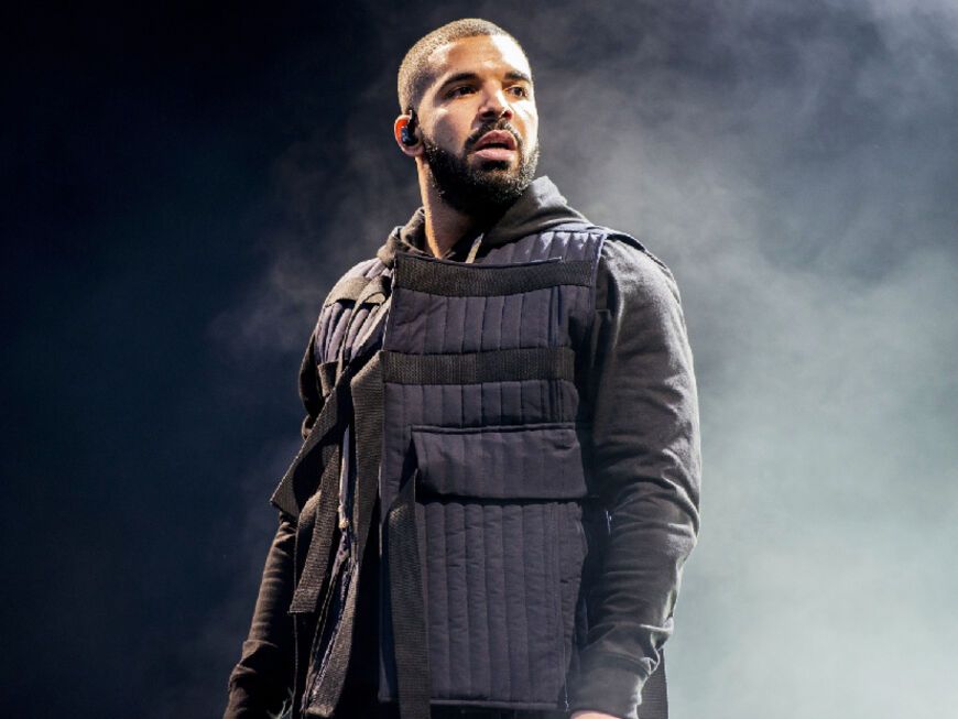Drake steht im Nebel auf der Bühne