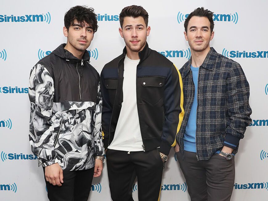 Die Jonas Brother, Joe, Nick und Kevin Jonas lächelt leicht