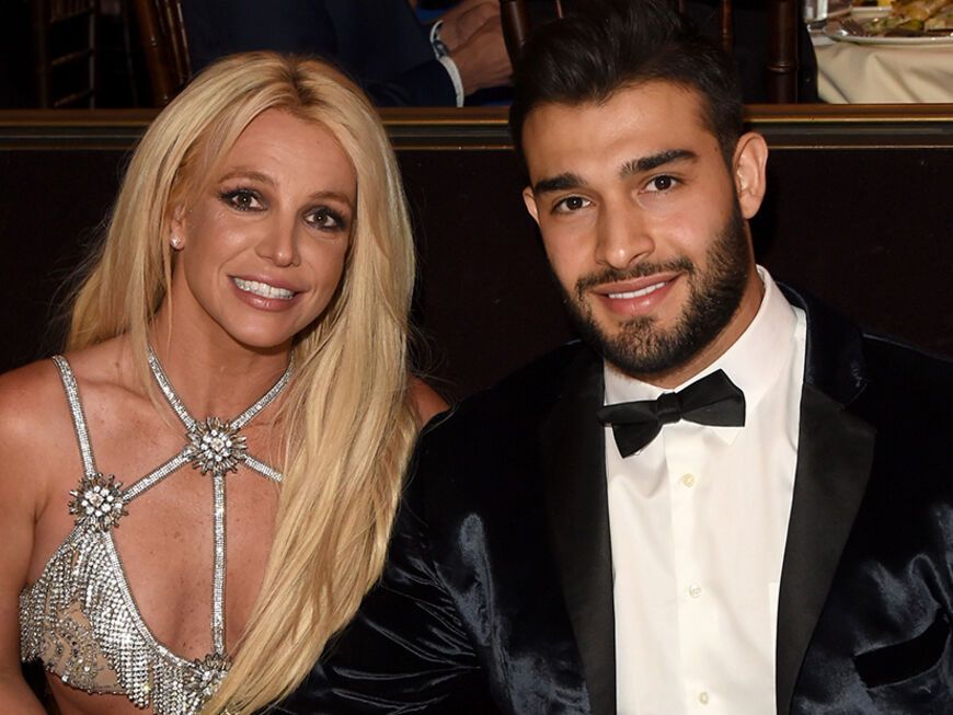 Britney Spears und Sam Shgari lächeln unsicher