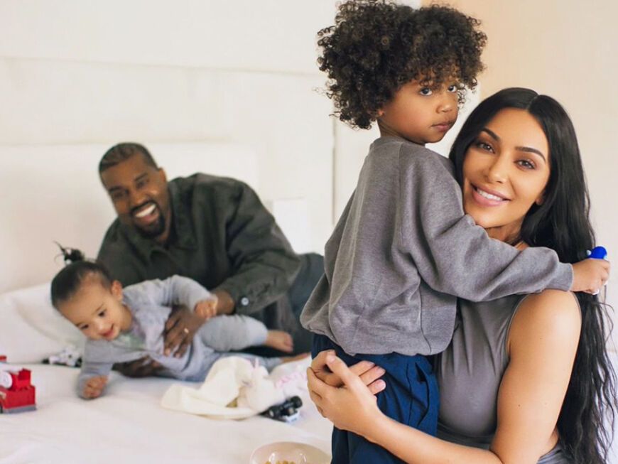 Kanye West und Kim Kardashian mit ihren Kindern.