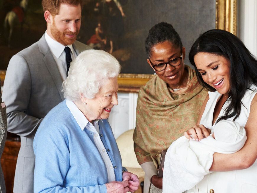 Nach der Geburt von Prinz Archie: Prinz Philip, die Queen, Harry, Doria Ragland und Meghan mit dem Baby 