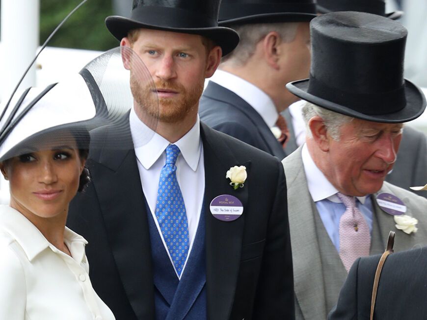 Prinz Harry und Herzogin Meghan neben Prinz Charles