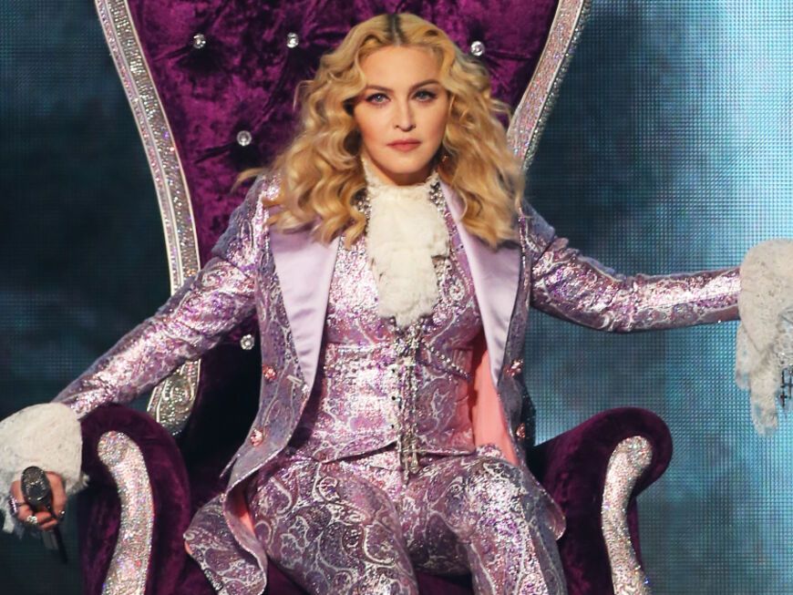 Madonna sitzt auf einem Thron