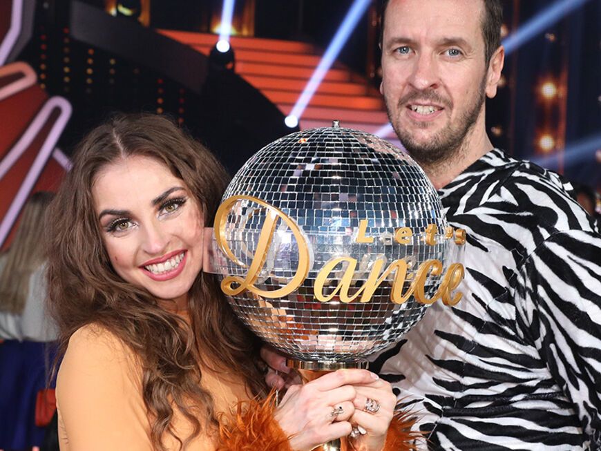 Ekaterina Leonova und Pascal Hens mt ihrem "Let's Dance"-Pokal