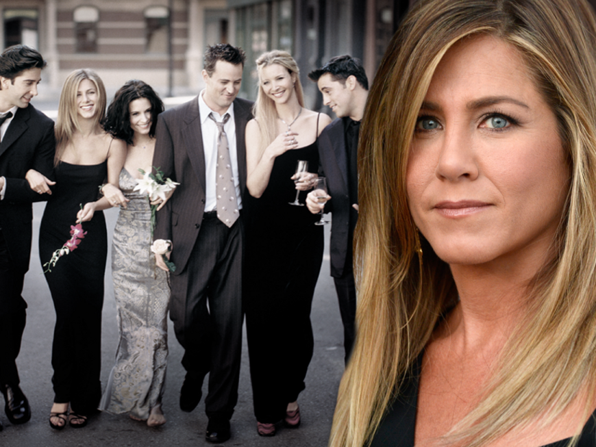Friends-Stars im Hintergrund, Jennifer Aniston ernst