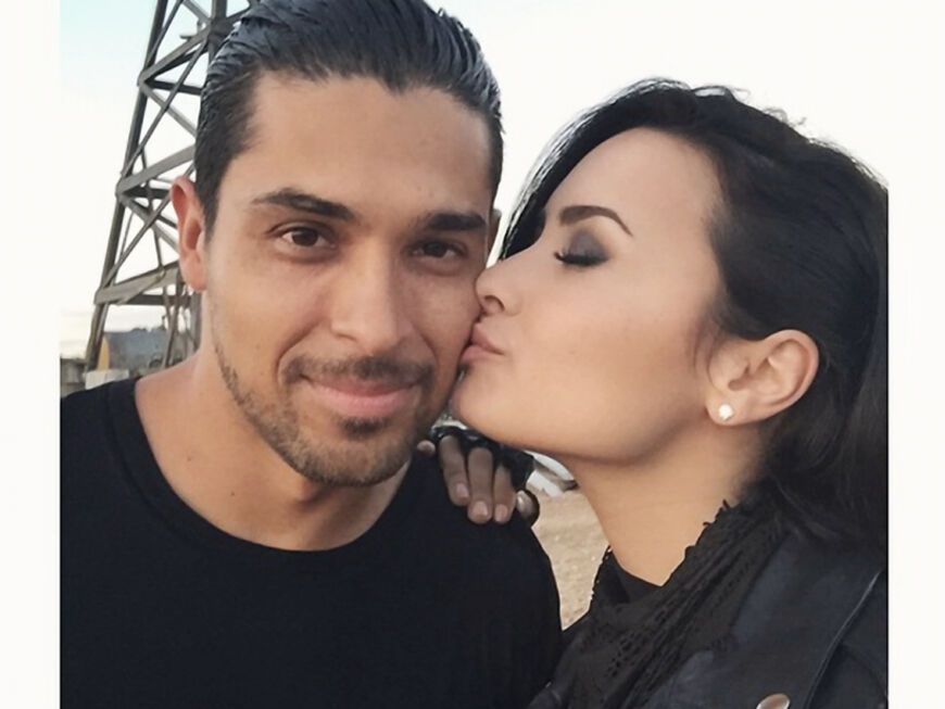 Demi Lovato küsst Wilmer Valderrama auf die Wange