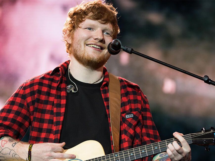 Ed Sheeran auf der Bühne mit Gitarre.