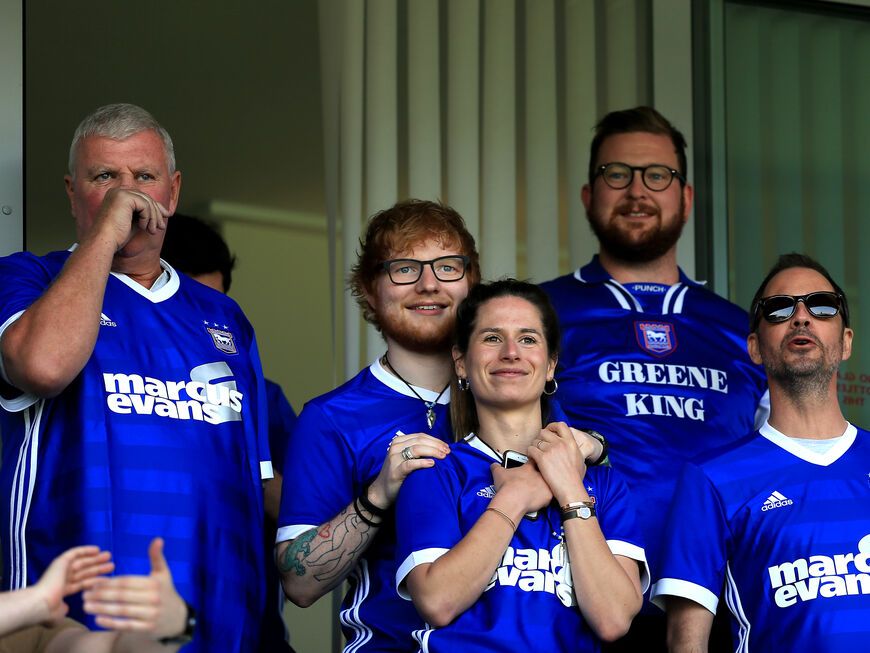 Ed Sheeran und seine Frau Cherry Seaborn bei einem Fußballspiel.